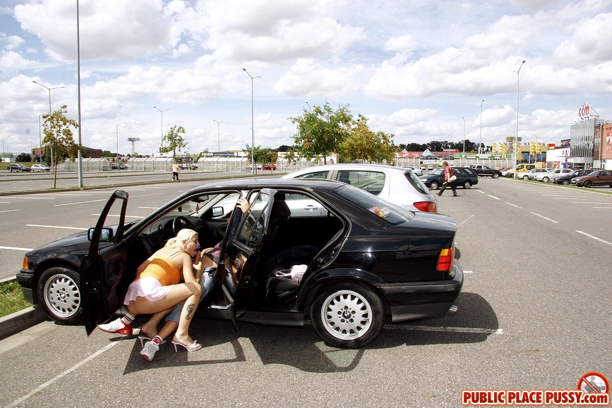 Sexo con una rubia tetona en un estacionamiento lleno de gente
 #67828348