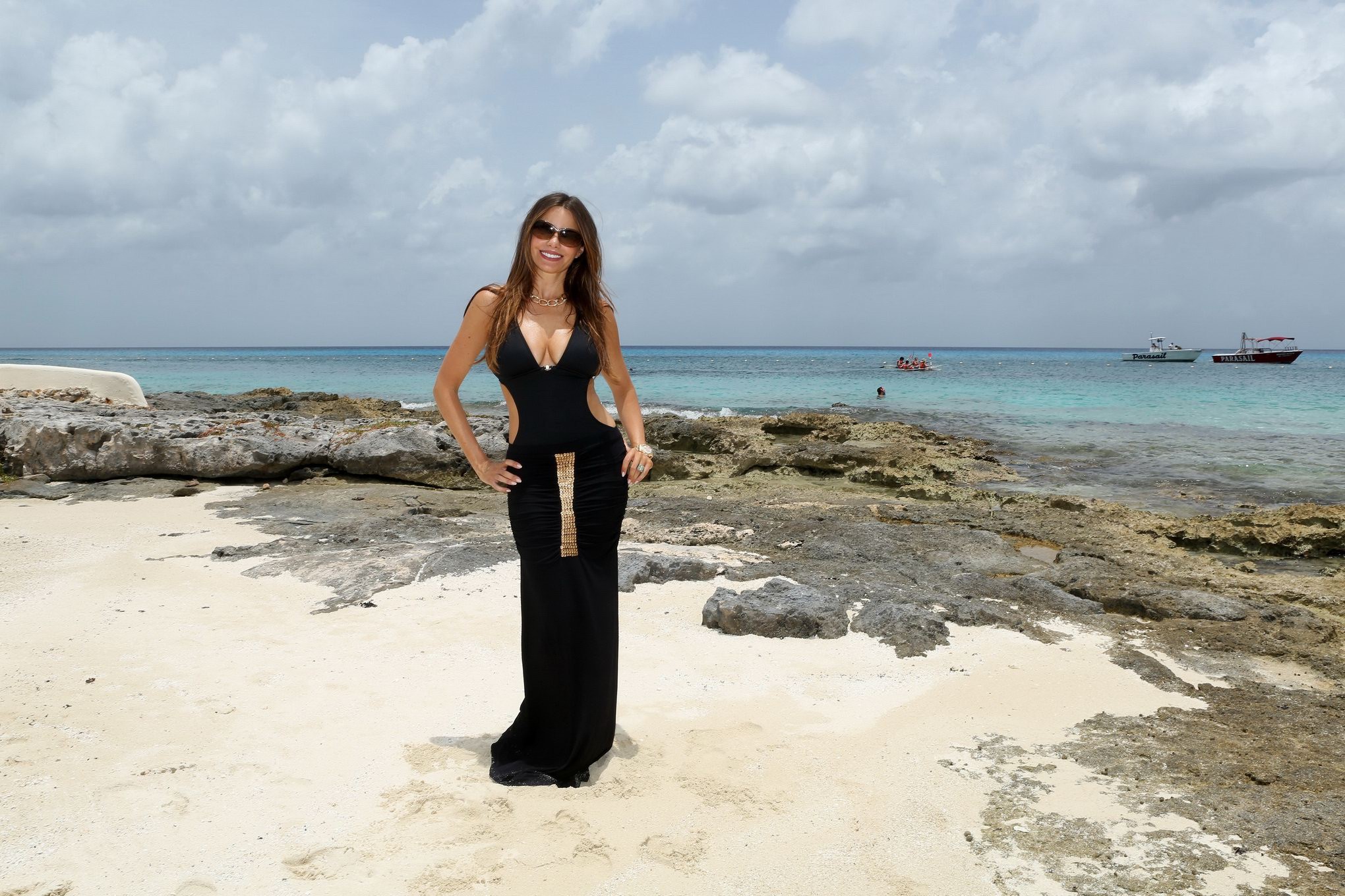 Sofia vergara montre ses énormes atouts en portant un maillot de bain noir moulant au myk.
 #75224537
