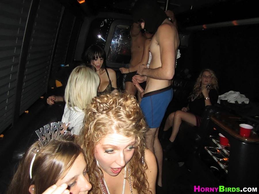 Ragazze arrapate che fanno sesso nella loro festa notturna in discoteca
 #71108055