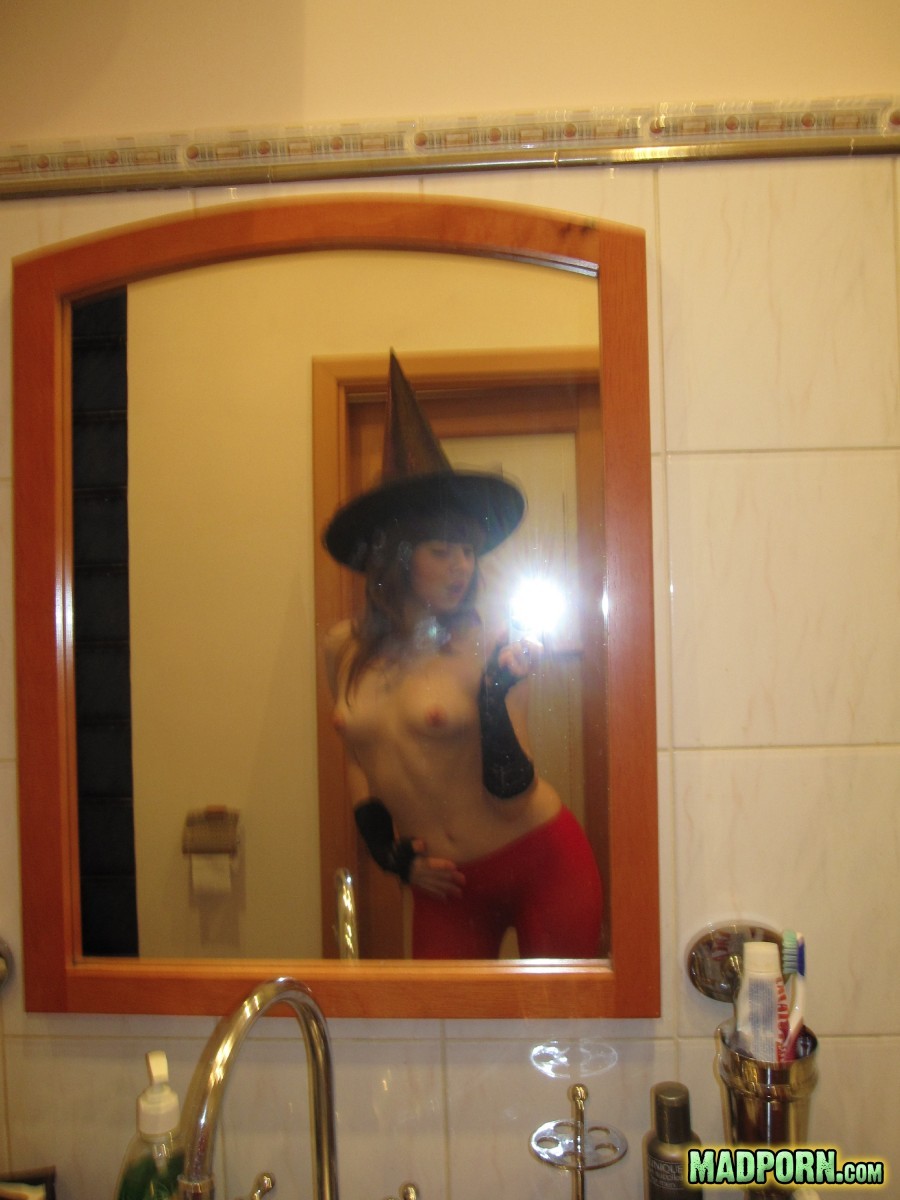 Caliente novia joven se viste para halloween y se desnuda para autofotos
 #67236768