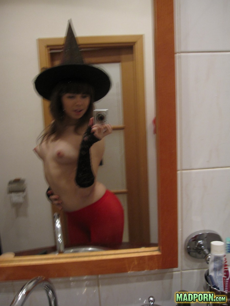 Caliente novia joven se viste para halloween y se desnuda para autofotos
 #67236770