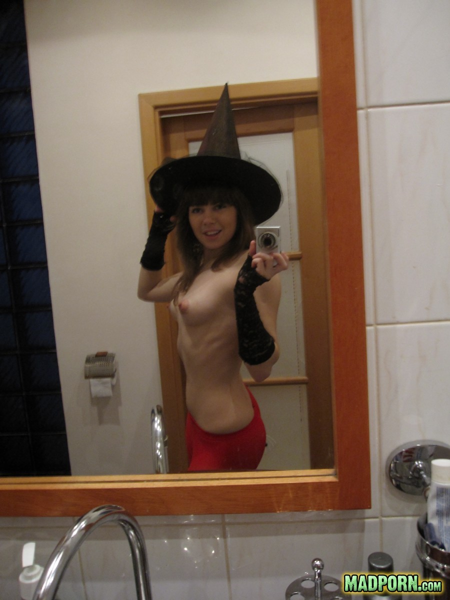 Caliente novia joven se viste para halloween y se desnuda para autofotos
 #67236774