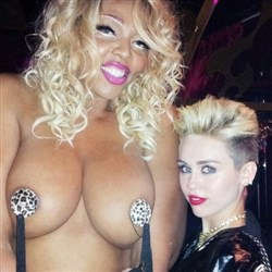 Miley Cyrus nudo
 #72435102