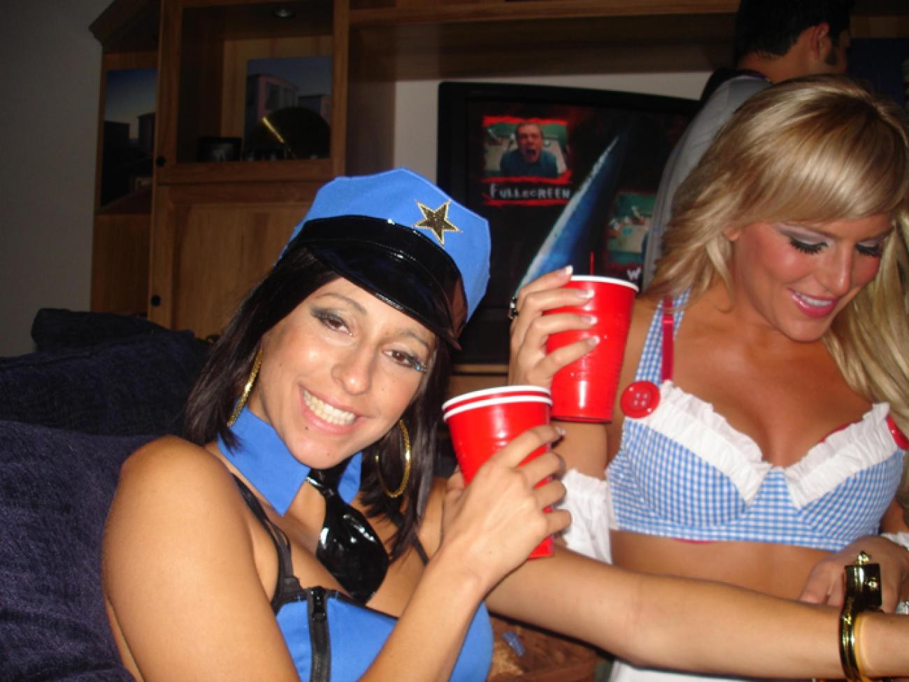 Bilder von betrunkenen Mädchen auf einer Kostümparty
 #77134096