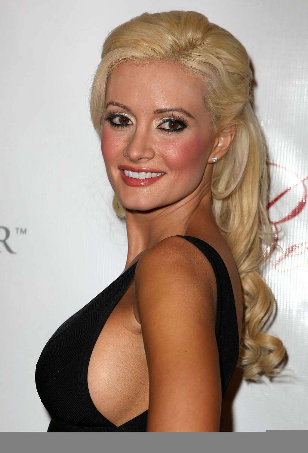 Holly Madison looking very hot and sexy in her evening dress #75371574