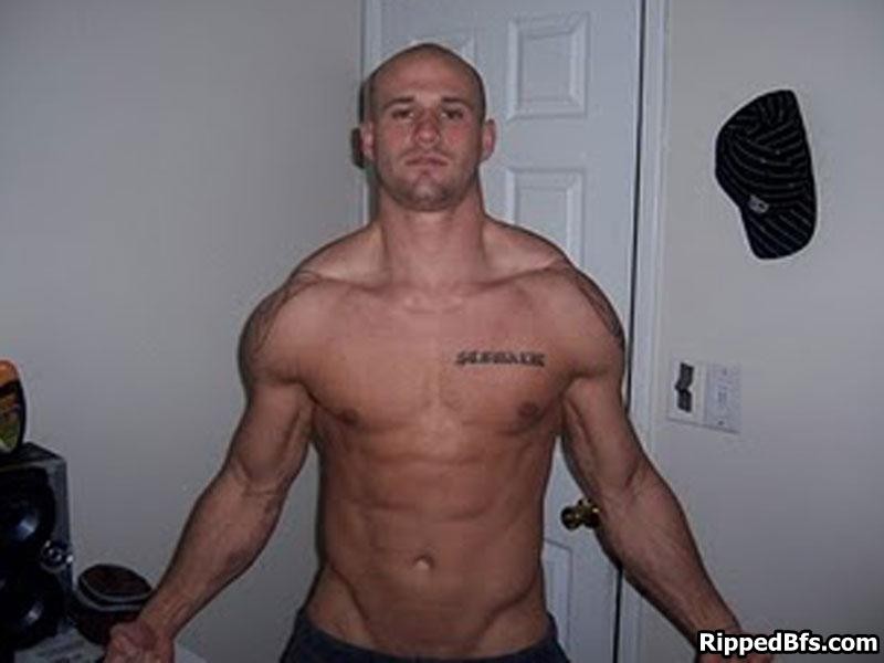 Un tizio muscoloso è in topless mentre flette i suoi grandi muscoli
 #76945231