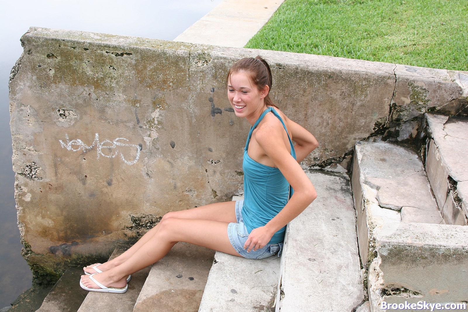 Brooke skye jugando con ella misma en el parque
 #70673520