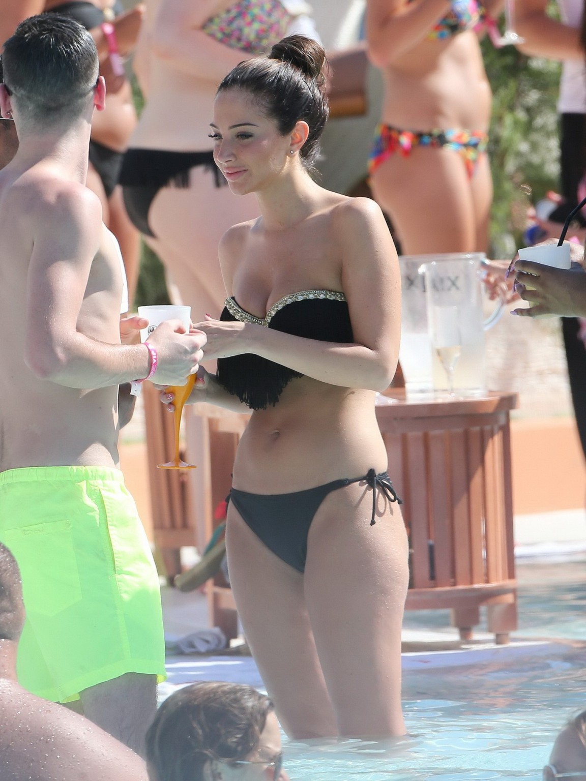 Tulisa contostavlos portant un bikini noir sans bretelles à la fête d'été à Ibiza
 #75225256