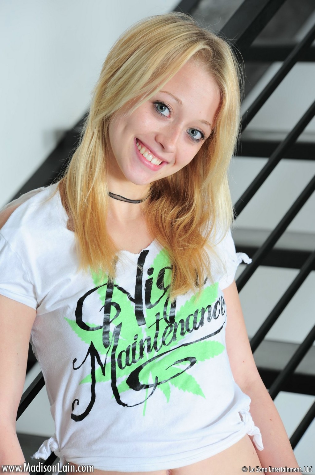 Joven rubia delgada jugando
 #78740950