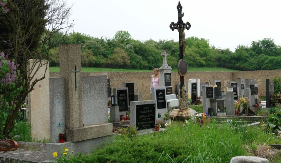 Blondes Teenager lutscht Opas Schwanz auf einem Friedhof
 #73282655