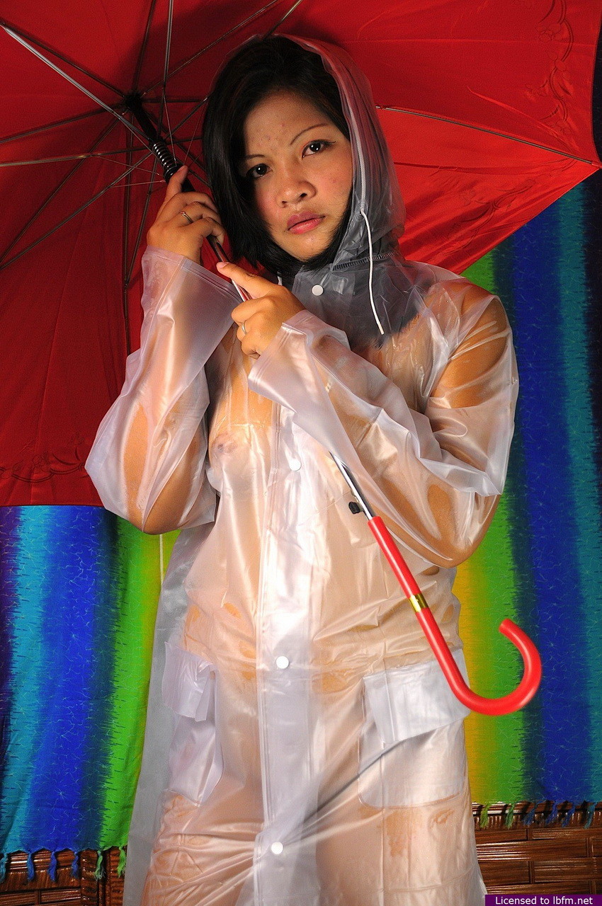 Jeune asiatique mary joue avec de l'eau dans la salle de bain
 #69747010