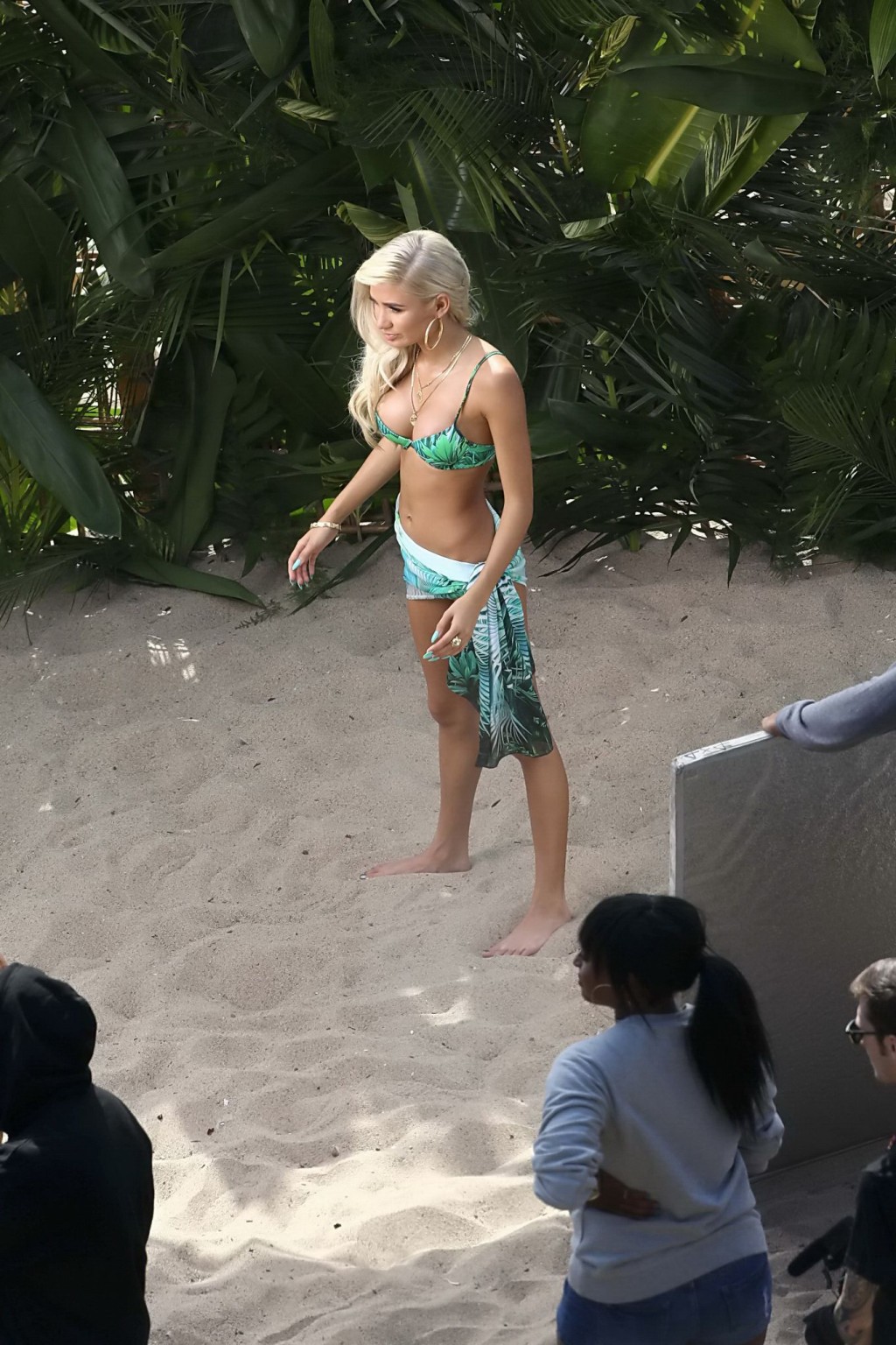 Pia Mia Perez mit Busenslip beim Dreh eines Musikvideos am Strand von Malibu
 #75161853