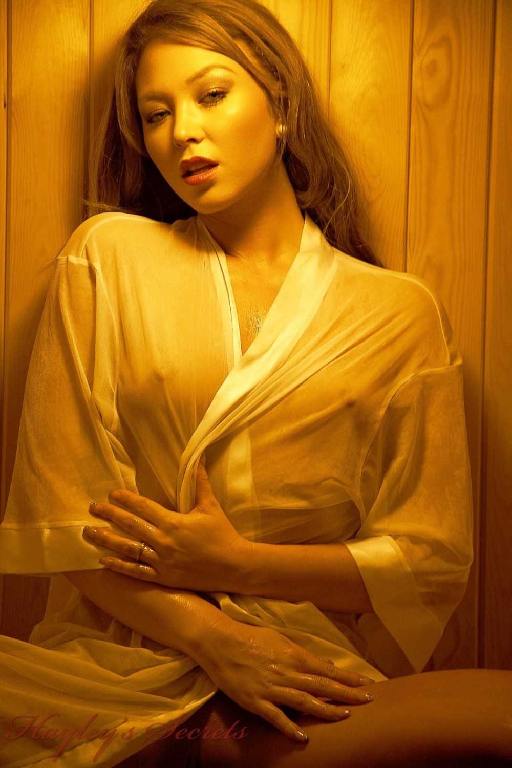 Schönheit natalia in der Sauna in ihrem durchsichtigen weißen Shirt #72337343