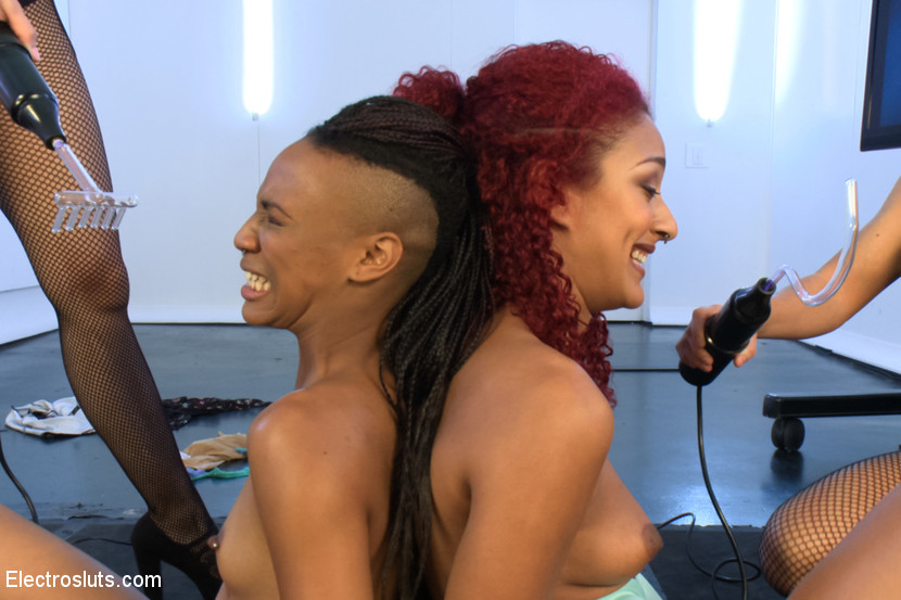 Daisy und nikki ein live elektrosex wettbewerb teil 1
 #71900244