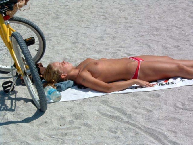Teenager formosa si mette a nudo in una spiaggia nudista al sole
 #72248433