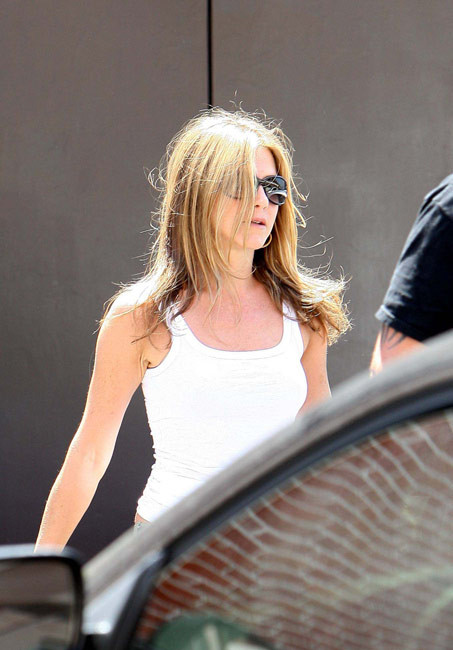 Berühmtheit Schauspielerin Jennifer Aniston sehen durch harte Brustwarzen #75411689