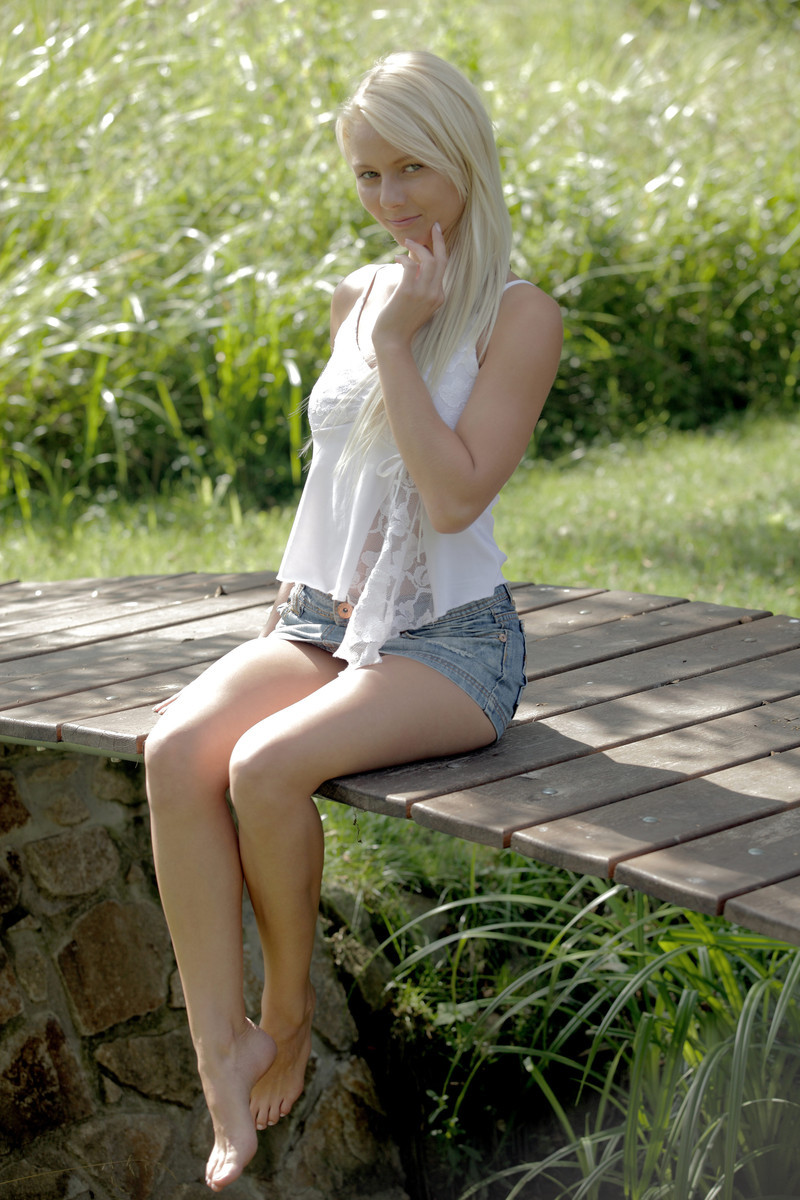 Sexy blondes Babe Anneli posiert nackt im Freien
 #71297232
