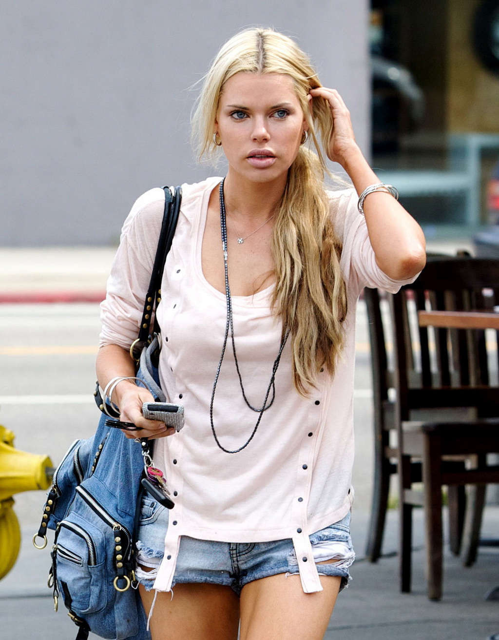 Sophie monk in pantaloncini di denim ed esponendo le sue belle tette grandi
 #75345890