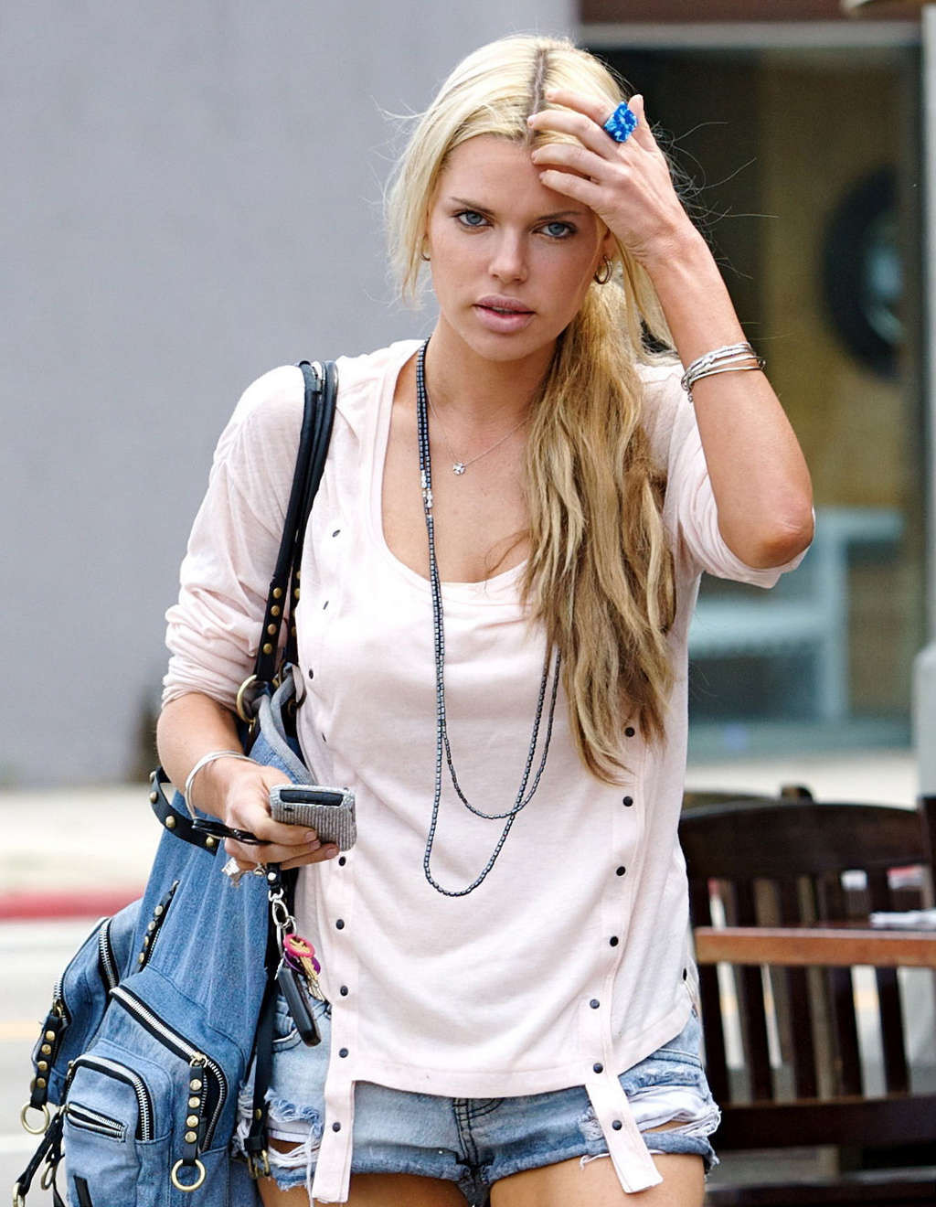 Sophie monk en short en jean et exposant ses beaux gros seins.
 #75345938