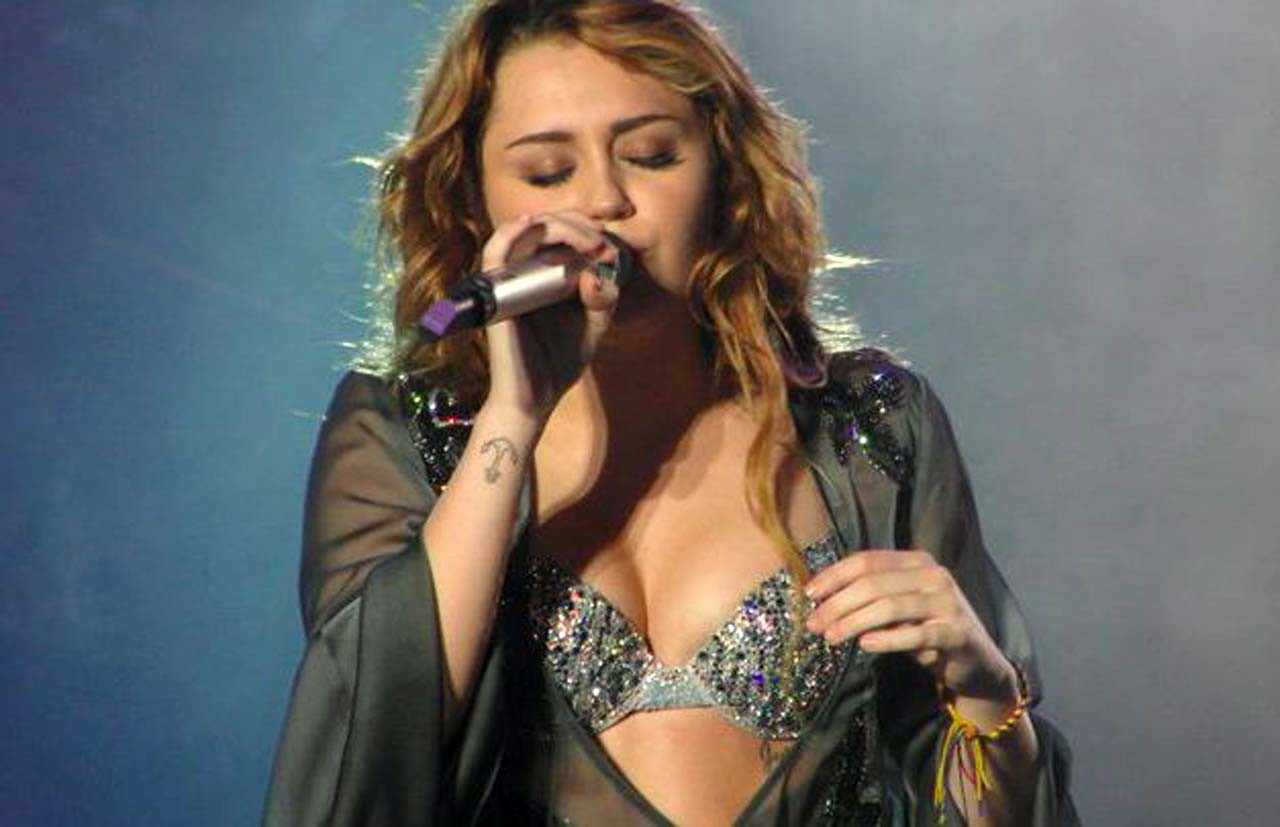 Miley Cyrus exposing her sexy body and fucking huge cleavage on stage #75303532