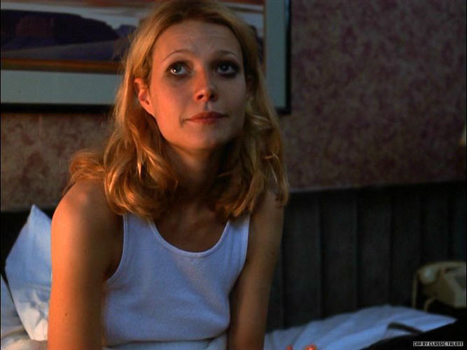 Gwyneth Paltrow in posa molto sexy in calze nere
 #75415949