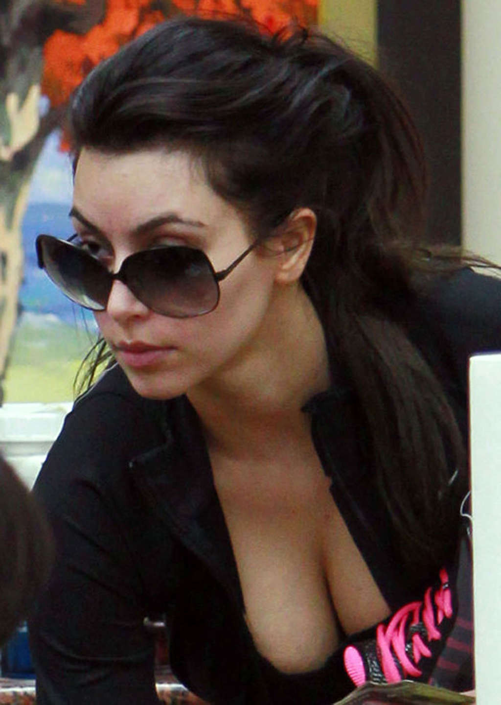 Kim Kardashian che espone il corpo sexy e la scissione enorme foto dei paparazzi
 #75324897