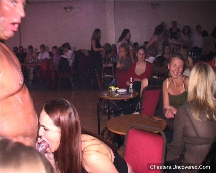 Betrunkene Ehefrau saugt Schwanz auf der Bühne in einem Club
 #77752677
