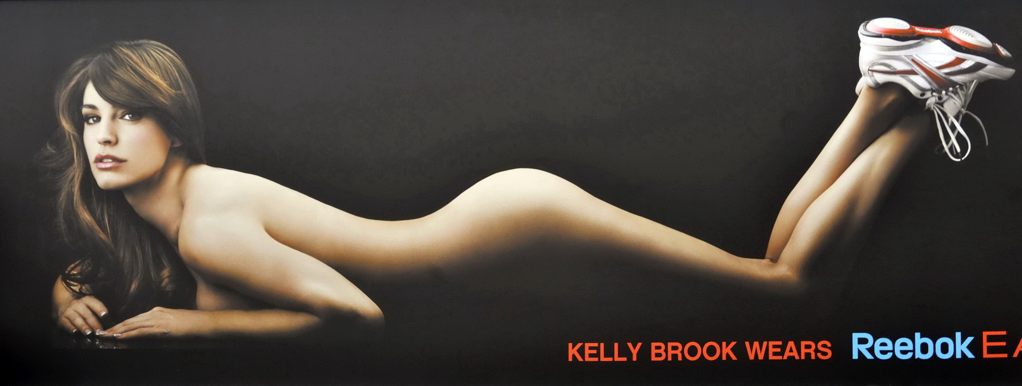 Kelly Brook che mostra il suo culo nudo nella campagna promozionale della reebok easytone
 #75338205