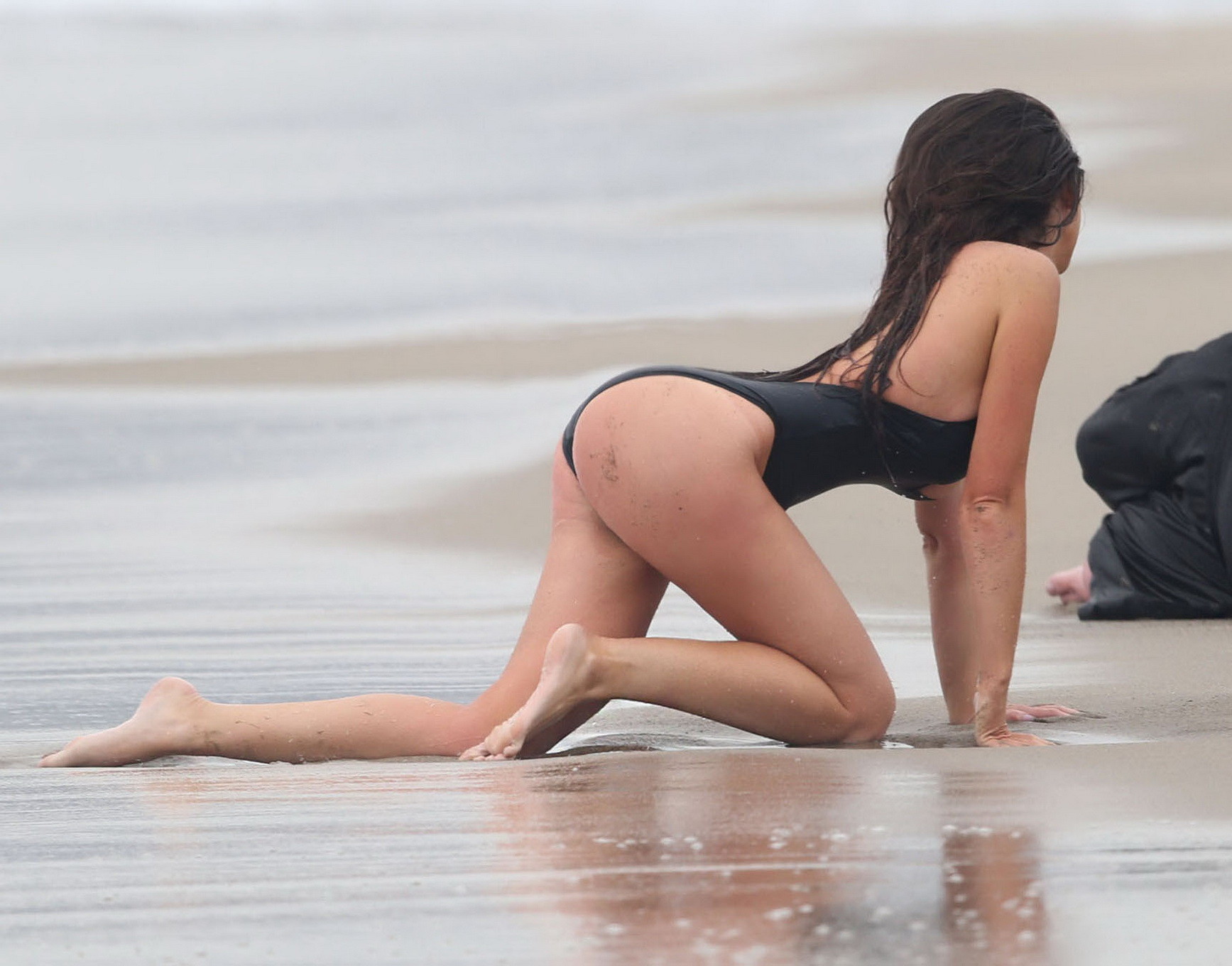 Kayla swift montre ses seins et ses fesses en maillot de bain noir alors qu'elle se gèle sur la plage.
 #75177293