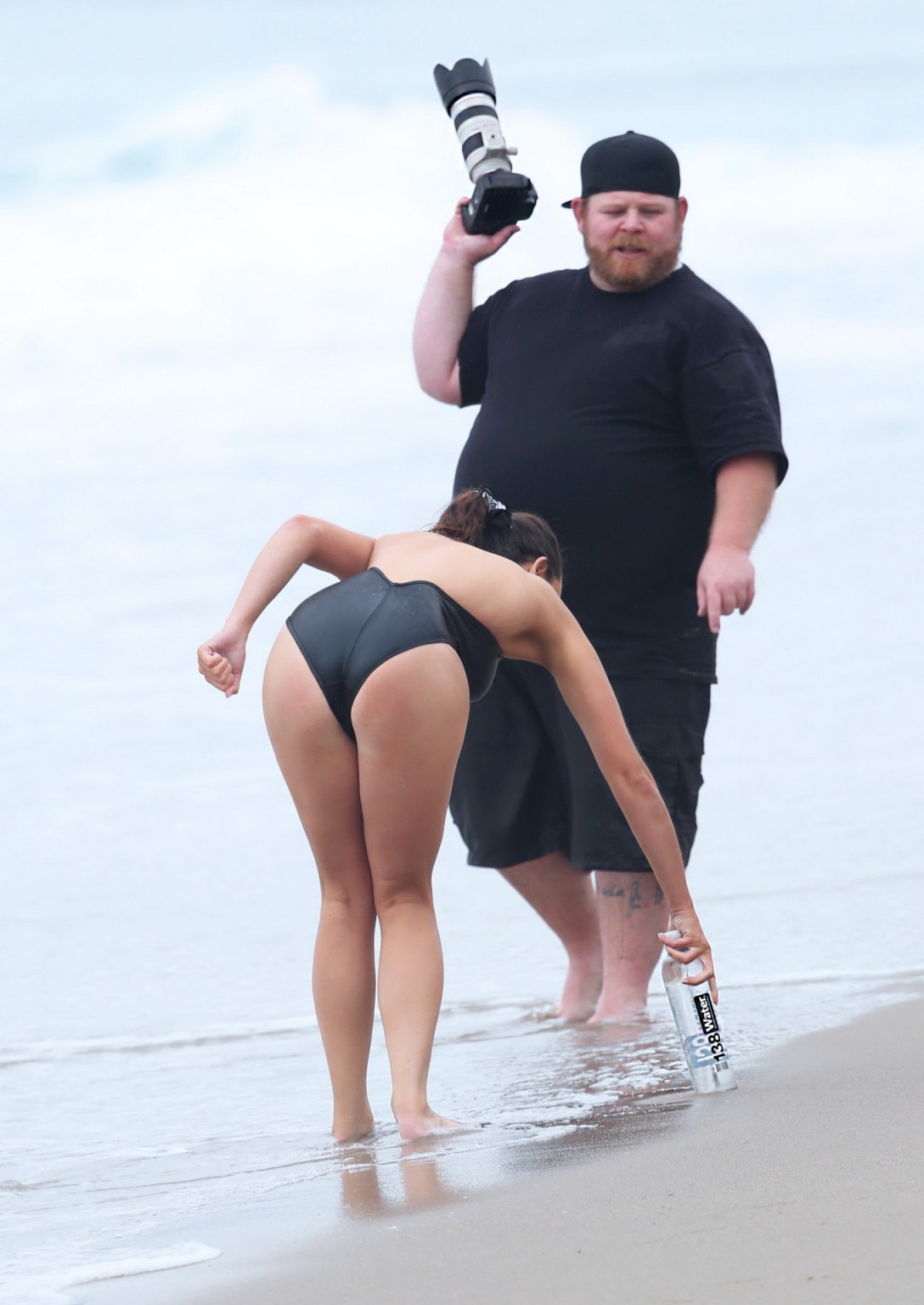 Kayla swift montre ses seins et ses fesses en maillot de bain noir alors qu'elle se gèle sur la plage.
 #75177300
