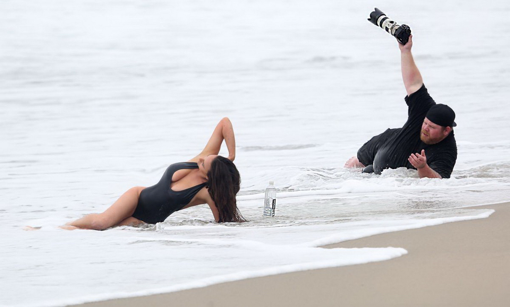 Kayla swift montre ses seins et ses fesses en maillot de bain noir alors qu'elle se gèle sur la plage.
 #75177366