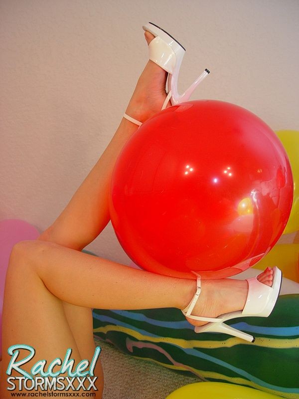 Nena pechugona con globos
 #71026225