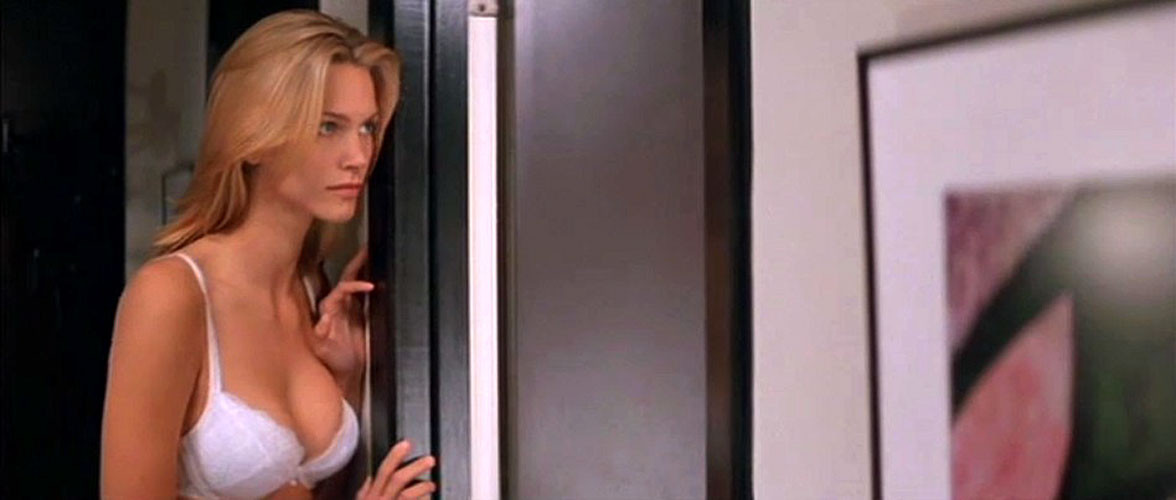 Natasha Henstridge che mostra le sue belle tette grandi in nudo film caps
 #75399395