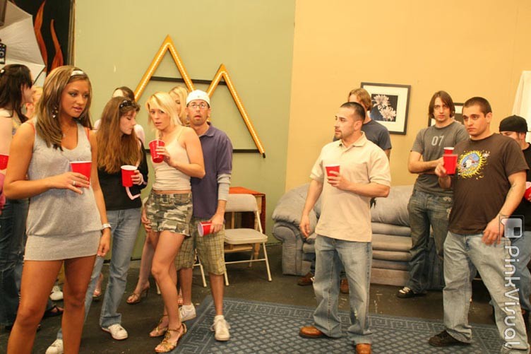 Jóvenes universitarias borrachas haciendo una mamada en una orgía salvaje
 #76848453