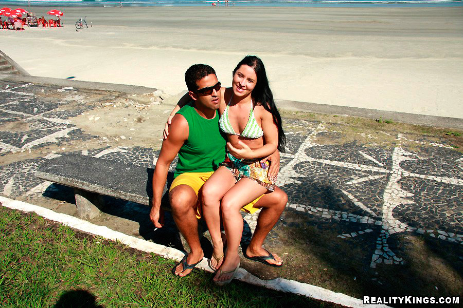 Une jeune femme brésilienne sexy, ramassée sur la plage dans ces photos incroyables, se fait enculer.
 #72664839