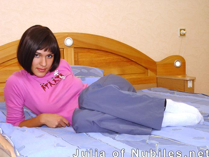 Tentadora joven a horcajadas sobre un enorme consolador
 #67746009