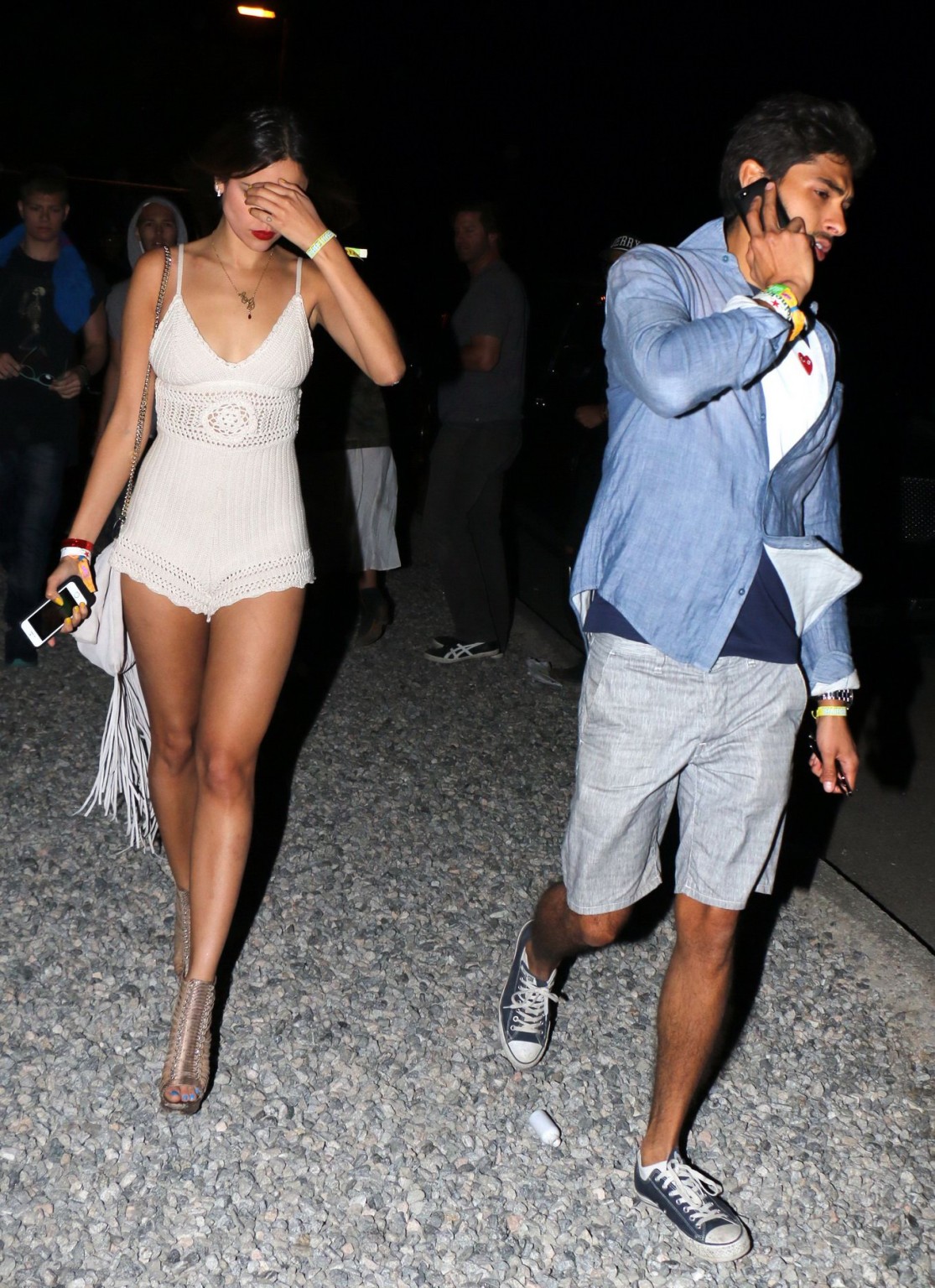 Eiza gonzalez cleavy e leggy in un piccolo abito bianco notte fuori in palm springs
 #75198285