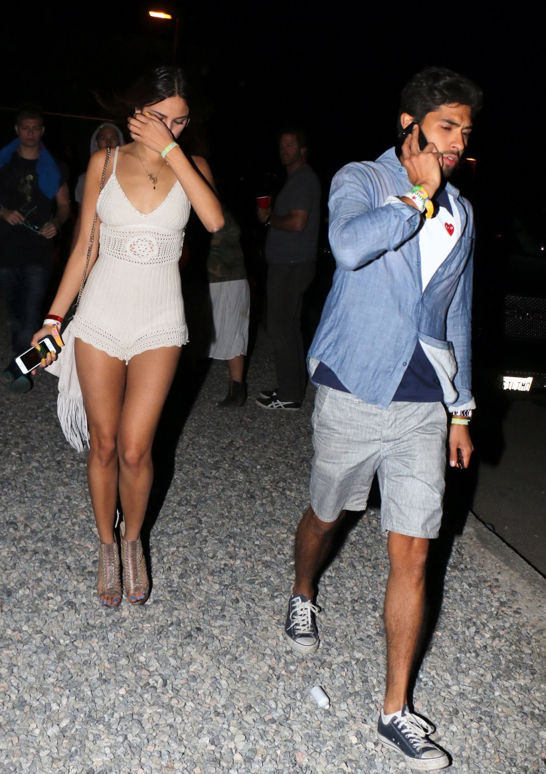 Eiza gonzalez cleavy e leggy in un piccolo abito bianco notte fuori in palm springs
 #75198292