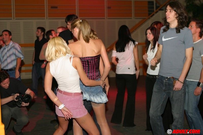 Des strip-teaseuses bisexuelles prennent une pause de la danse pour lécher.
 #70679758