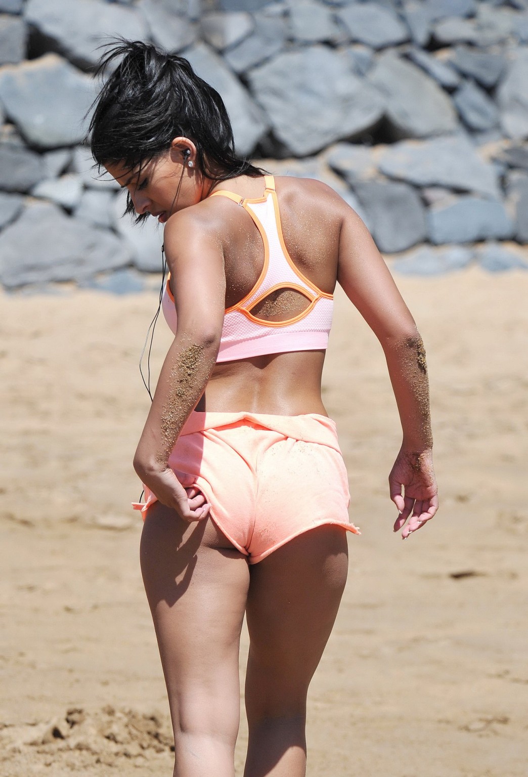 Jasmin walia busto e mostra il suo culo durante l'allenamento sulla spiaggia di tenerife
 #75195179