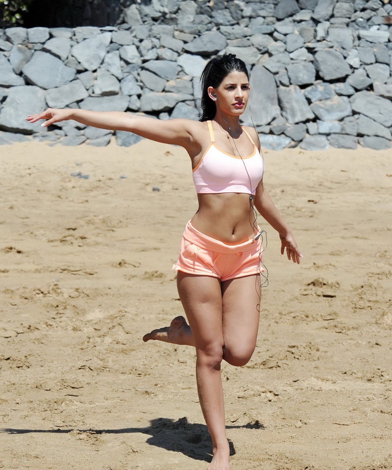 Jasmin walia tetona y enseñando el culo mientras hace ejercicio en la playa de tenerife #75195190