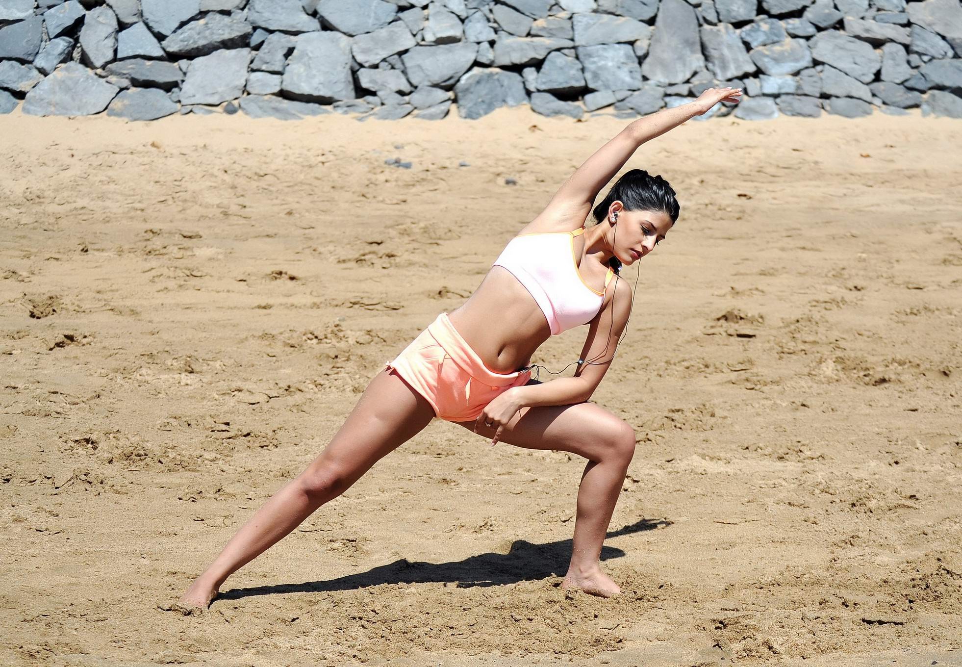 Jasmin walia tetona y enseñando el culo mientras hace ejercicio en la playa de tenerife #75195197