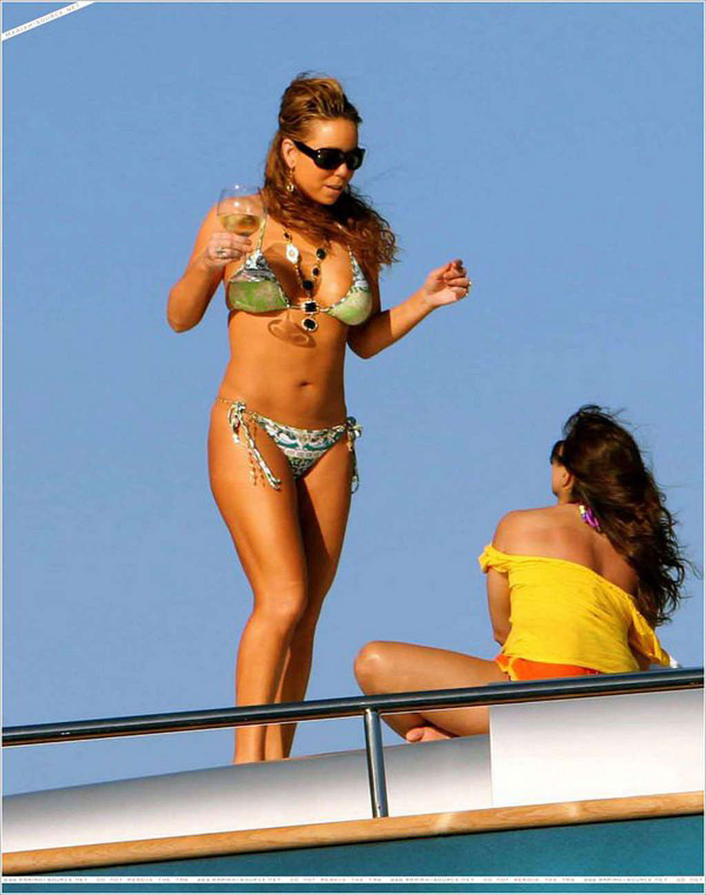 Mariah carey exponiendo su cuerpo sexy y su culo caliente en bikini en un yate
 #75347879