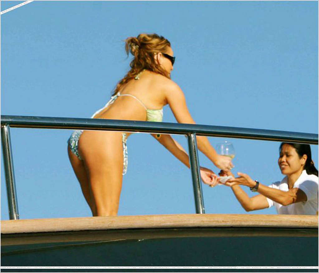Mariah Carey entblößt ihren sexy Körper und heißen Arsch im Bikini auf einer Yacht
 #75347898