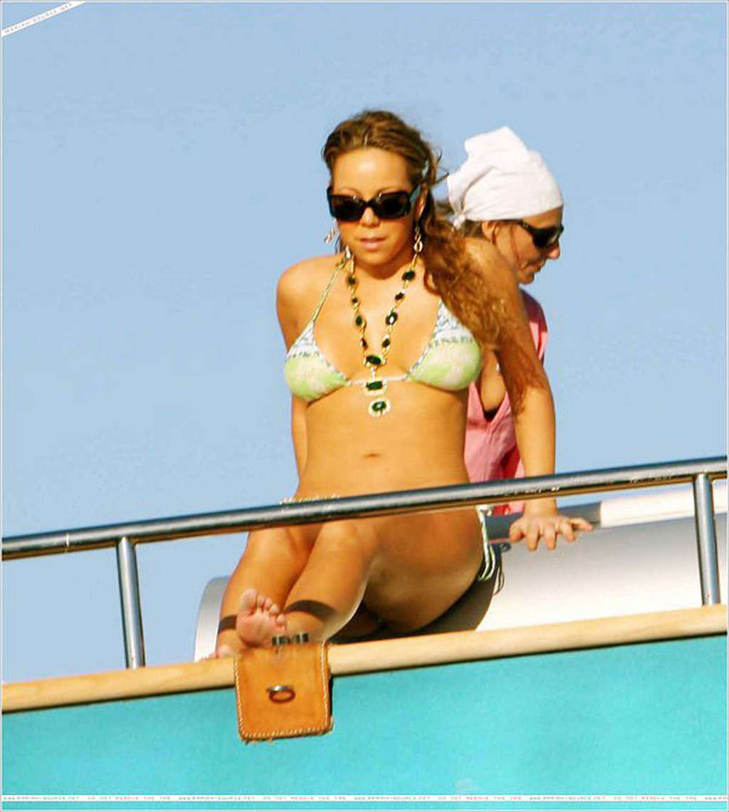 Mariah Carey entblößt ihren sexy Körper und heißen Arsch im Bikini auf einer Yacht
 #75347926