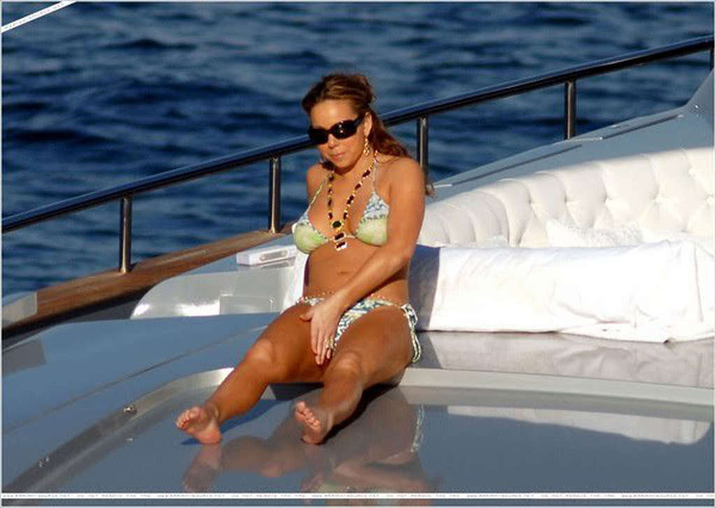 Mariah Carey entblößt ihren sexy Körper und heißen Arsch im Bikini auf einer Yacht
 #75348008