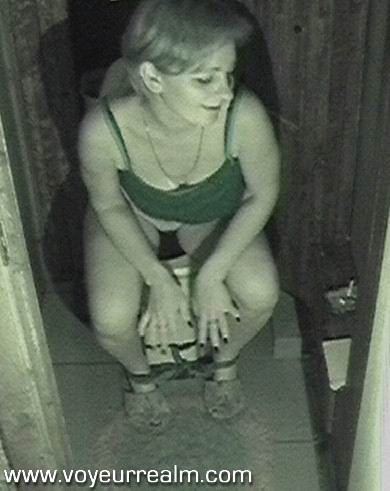 Plans de caméra cachée dans les toilettes de nuit
 #67505488