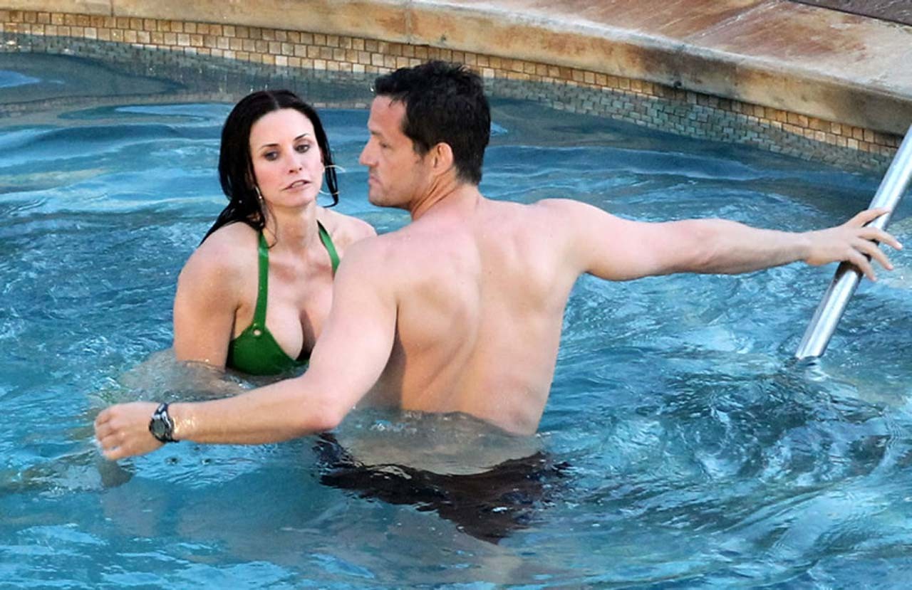 Courteney cox montrant son corps et ses fesses en bikini vert dans la piscine.
 #75315169