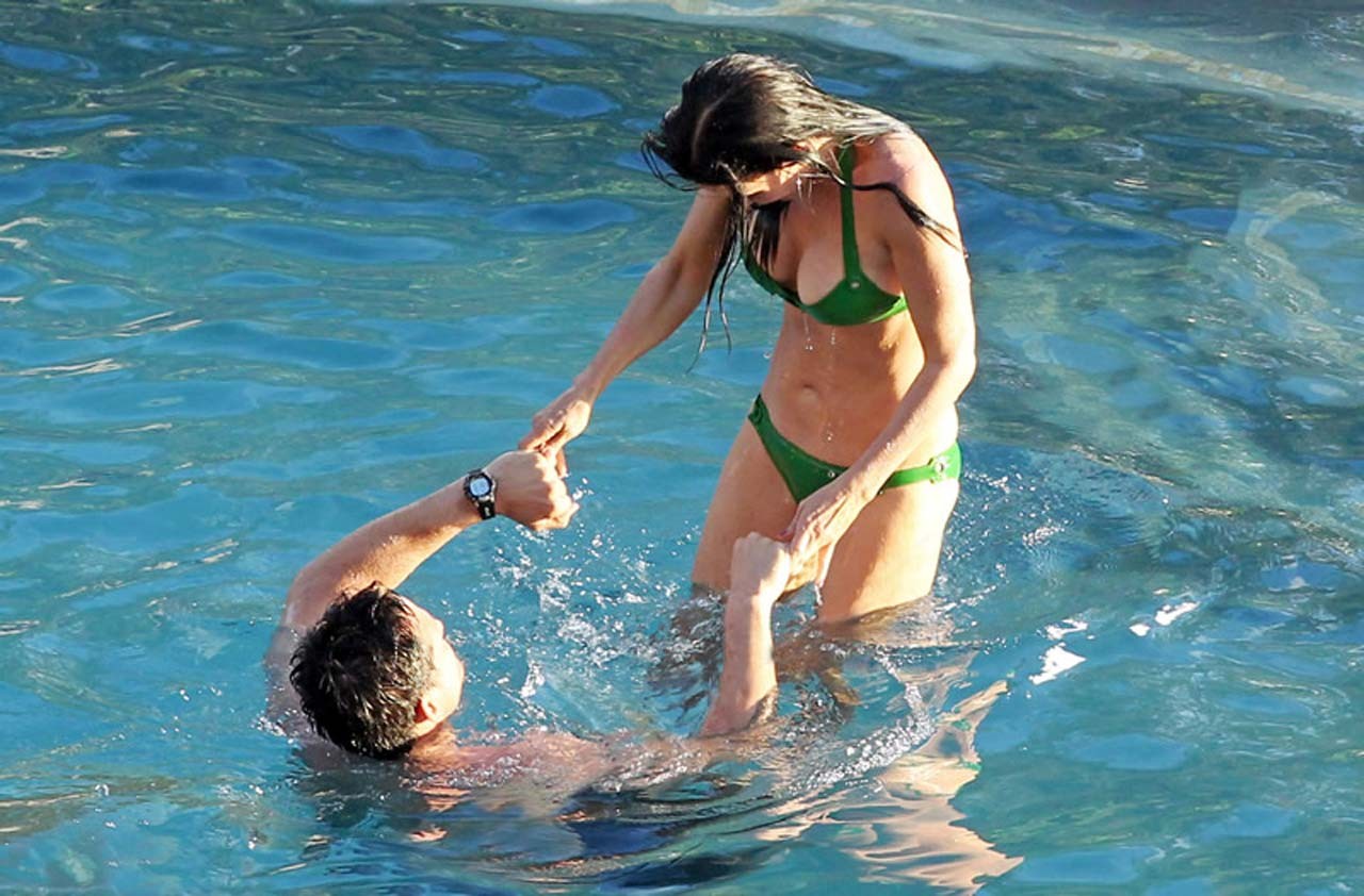 Courteney cox montrant son corps et ses fesses en bikini vert dans la piscine.
 #75315183