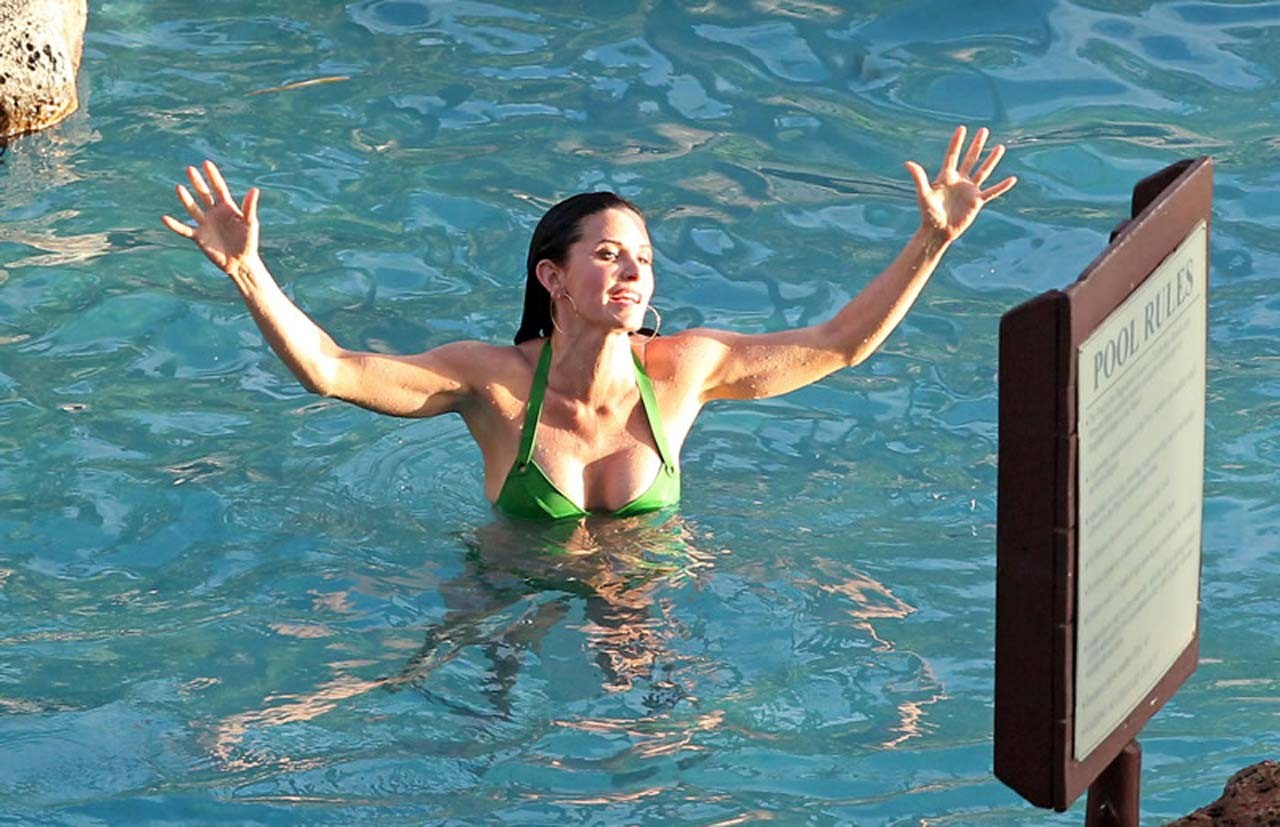 Courteney cox montrant son corps et ses fesses en bikini vert dans la piscine.
 #75315210